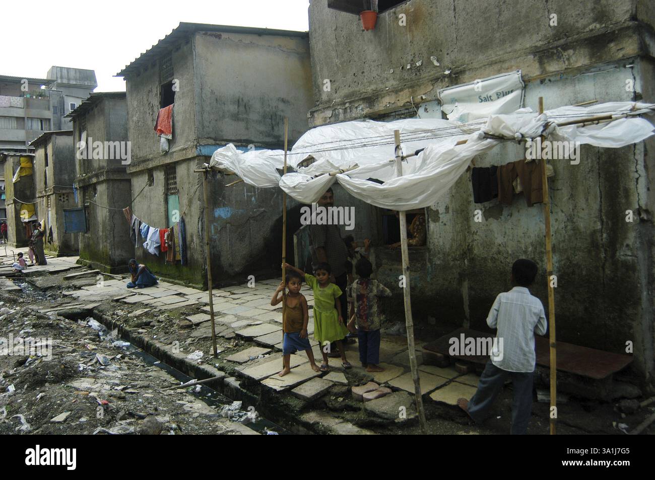 Die Bewohner wohnen in verfallener Struktur eines Durchgangslagers in der Ramabai Colony in Ghatkopar East, Bombay Mumbai, Maharashtra, Indien, Asien Stockfoto