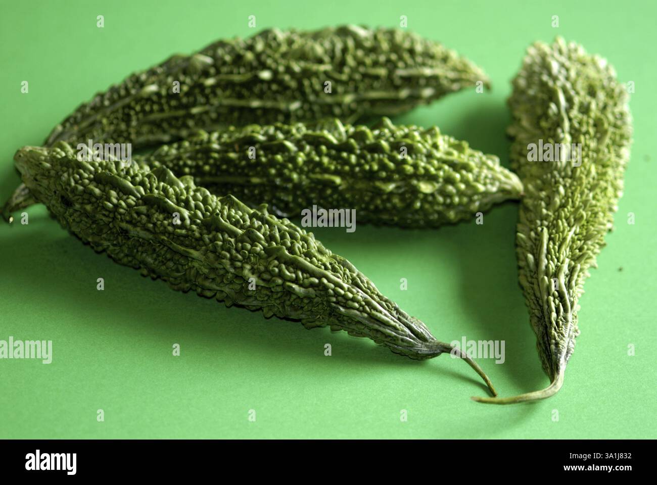 Gemüse, Karela Bitter gaud auf grünem Hintergrund Stockfoto