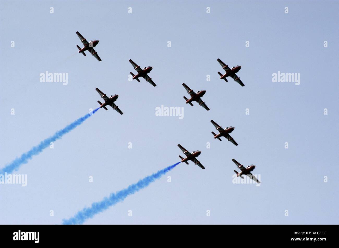 Helikopter der indischen Luftwaffe demonstrieren während einer von der Luftwaffe organisierten Flugshow am Marine Drive in Bombay Naw Mumbai, Maharashtra, Indien Stockfoto