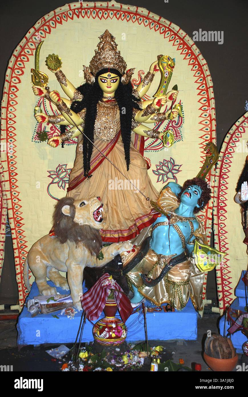 Durga Tonmodell halten Waffen töten Dämon Mahishasura auf Durga puja Stockfoto