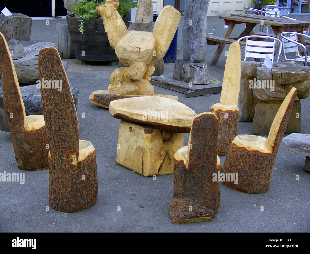 Ungewöhnliche Art von Stühlen und Tisch aus rohen hölzernen Maschinenbordbüchern hergestellt Stockfoto
