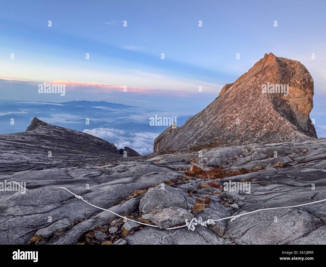 Kletterseil in der Nähe des Gipfels des Mount Kinabalu in Borneo Stockfoto