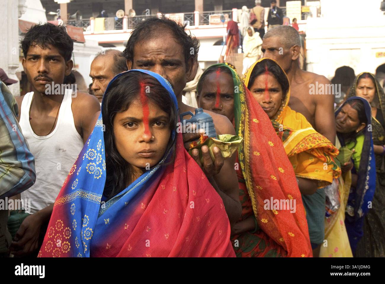 Gläubige, die im antiken Tempel von Baba Baidyanath verehren, sehr berühmt und locken viele Pilger an, einer der zwölf Jyotirlingas Deoghar, Jharkhand, I Stockfoto Gläubige, die im antiken Tempel von Baba Baidyanath verehren, sehr berühmt und locken viele Pilger an, einer der zwölf Jyotirlingas Deoghar, Jharkhand, I Stockfoto