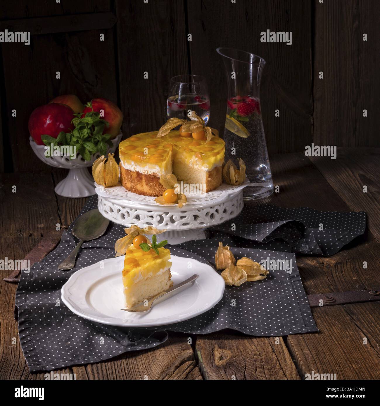 Leckere Kuchen mit Physalis, frischen Äpfeln und Sahne Stockfoto