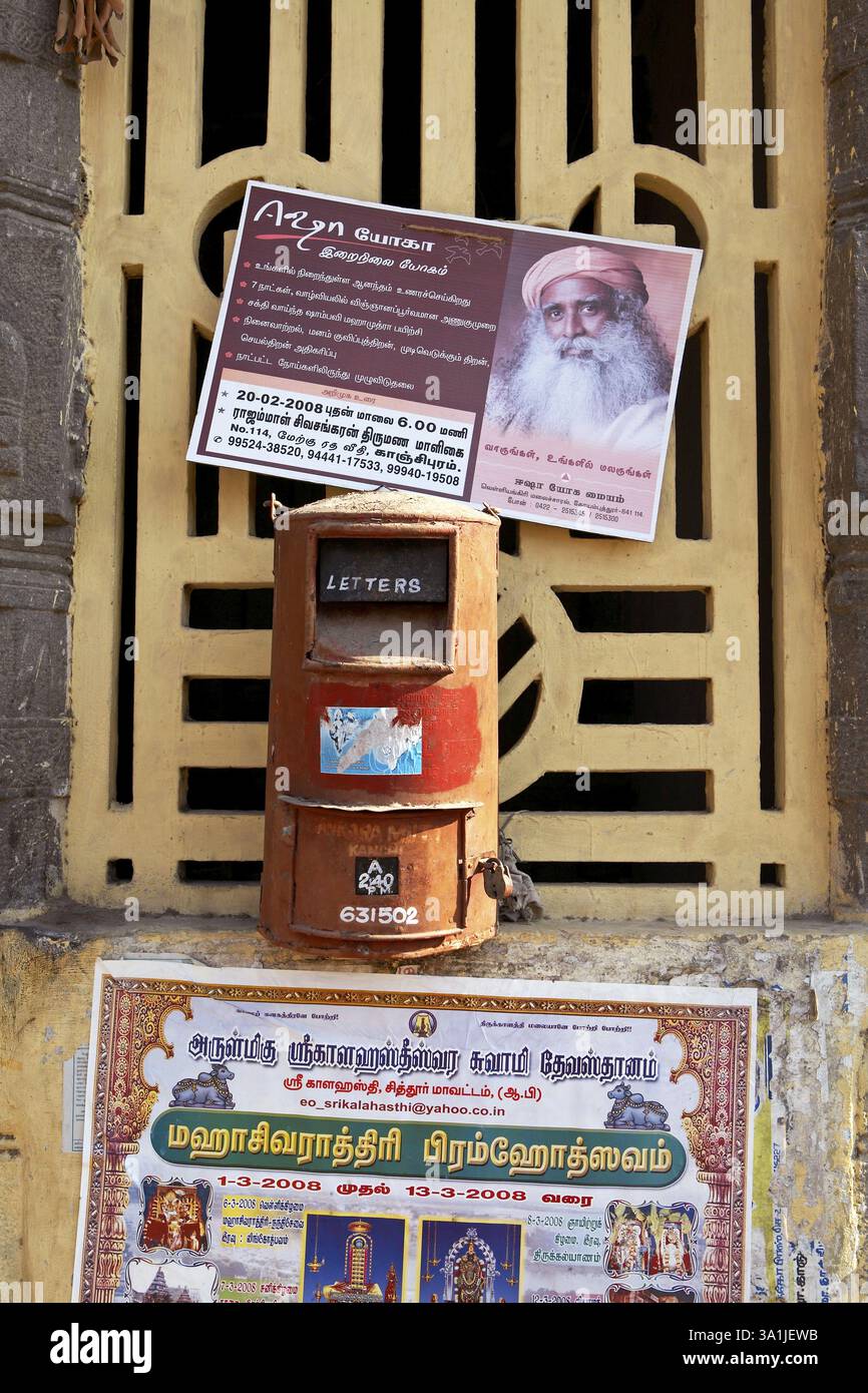 Ein roter Briefkasten mit indischem Post an einer Straßenwand, zwischen Plakaten, Kanchipuram, Tamil Nadu, Indien, Asien Stockfoto