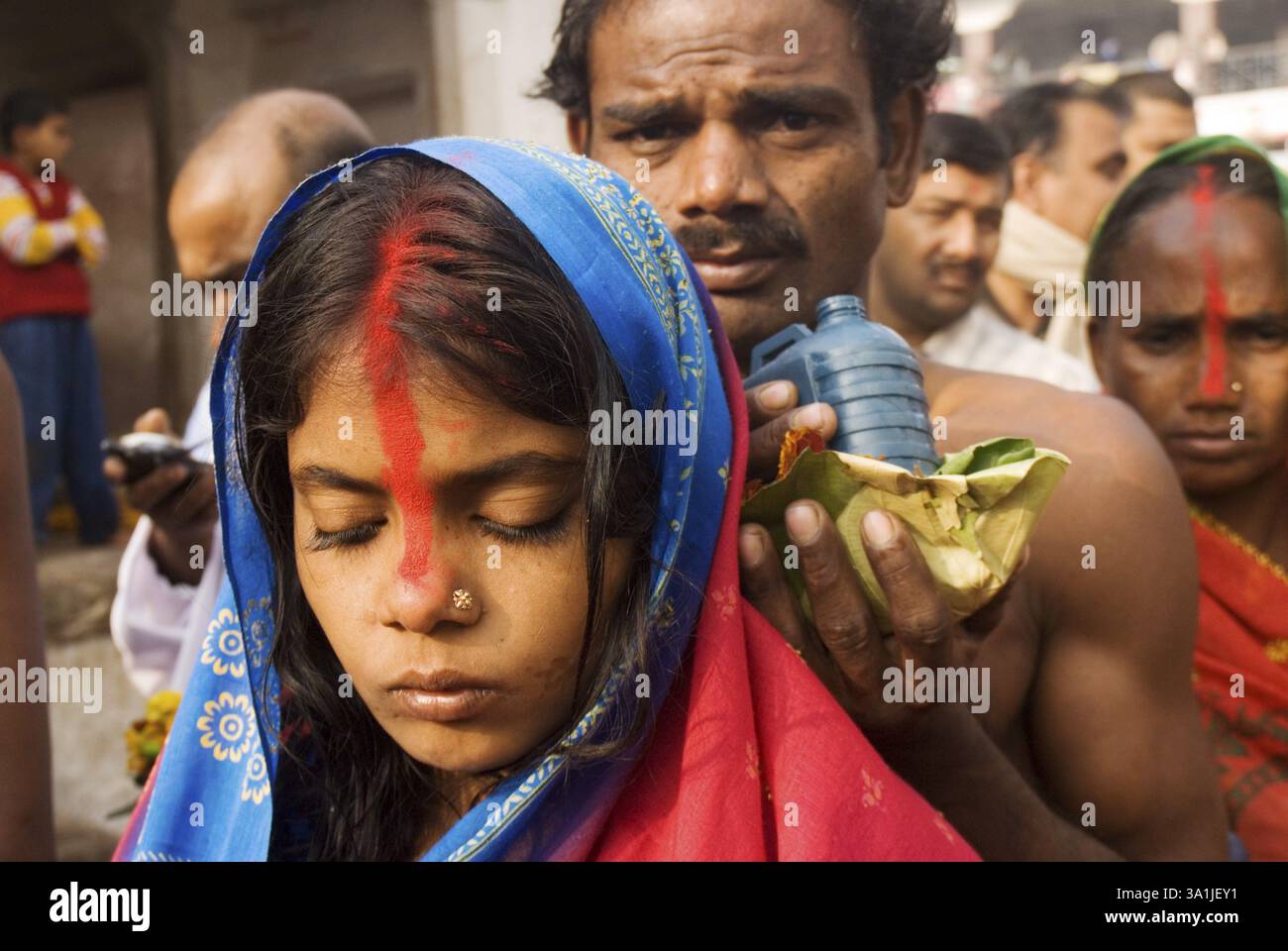 Die Gläubigen verehren im antiken Tempel von Baba Baidyanath, sehr berühmt und locken viele Pilger an, einer der zwölf Jyotirlingas Deoghar, Jharkhand, in Stockfoto Die Gläubigen verehren im antiken Tempel von Baba Baidyanath, sehr berühmt und locken viele Pilger an, einer der zwölf Jyotirlingas Deoghar, Jharkhand, in Stockfoto