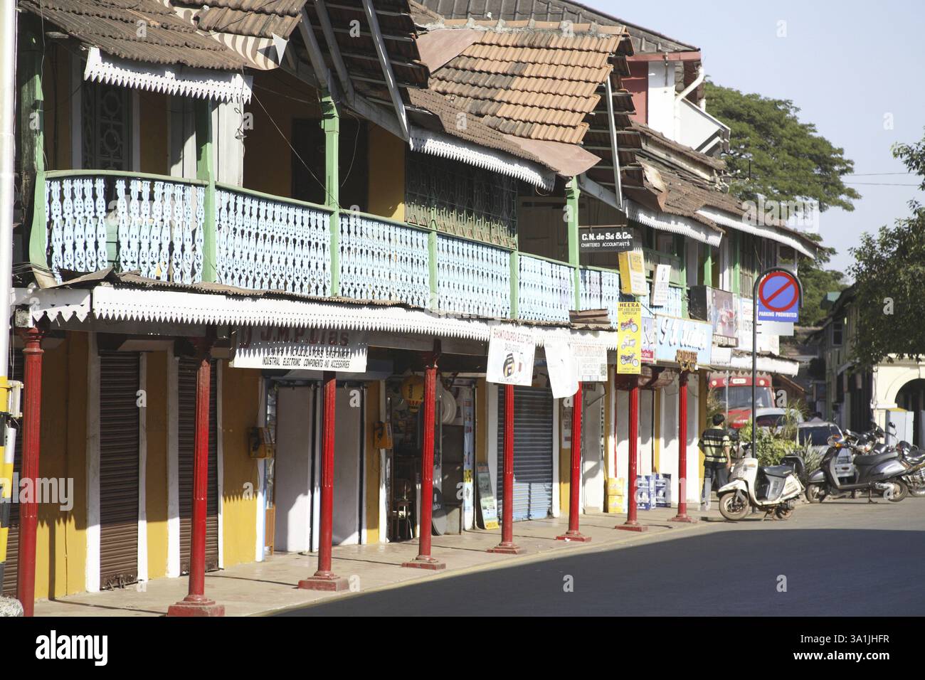 Balkon, alte Häuser in einer Gasse in Panji, Goa, Indien, Asien Stockfoto
