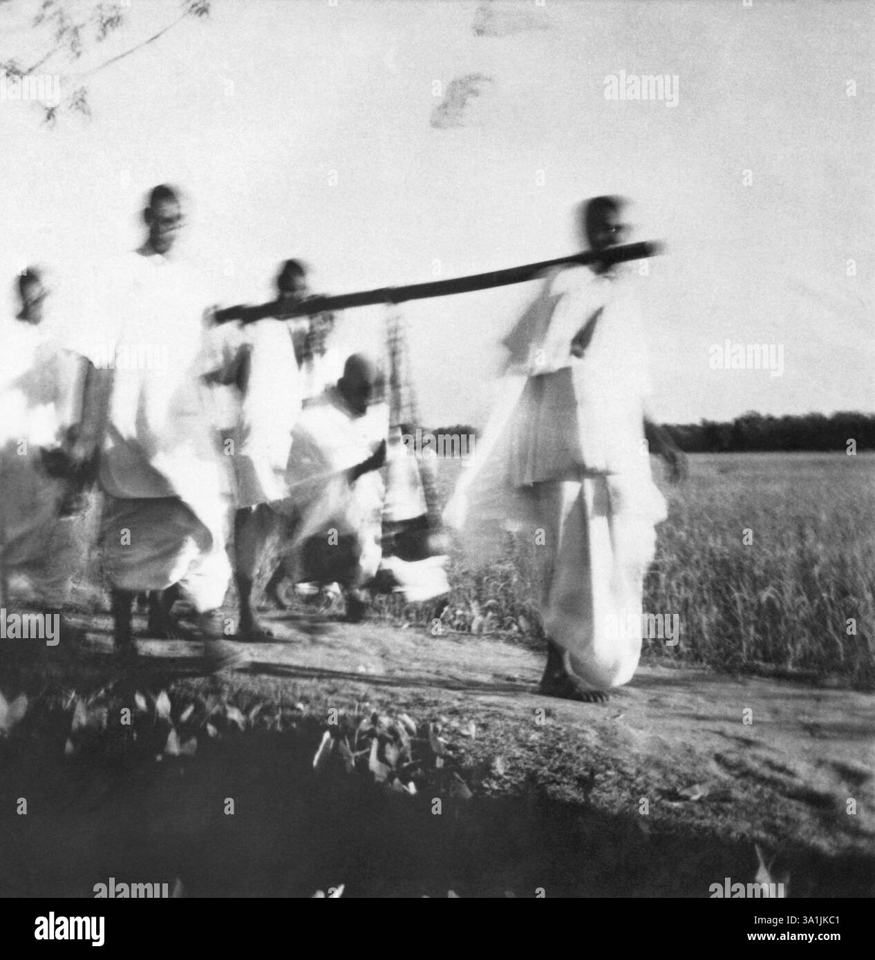 Mahatma Gandhi wurde während seines Besuchs in der Gegend getragen, die von den muslimischen Hindu-Unruhen in NAakhali-Ostbengalen, NAvember, heimgesucht wurde Stockfoto