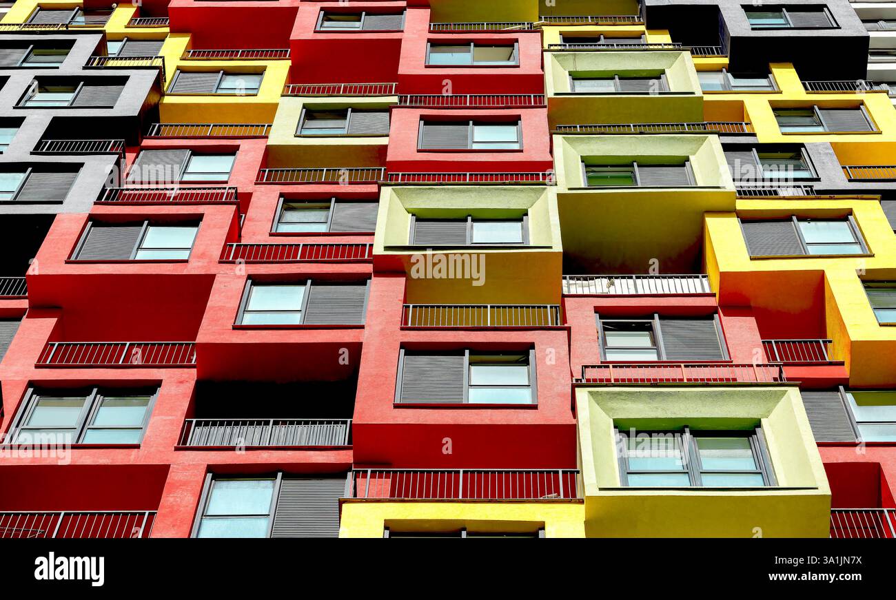 Balkone, Fenster des Apartmentgebäudes, Blick von unten. Moderne Wohnarchitektur und Immobilieninvestitionskonzept. Gemütliches Zuhause außen, High-r Stockfoto