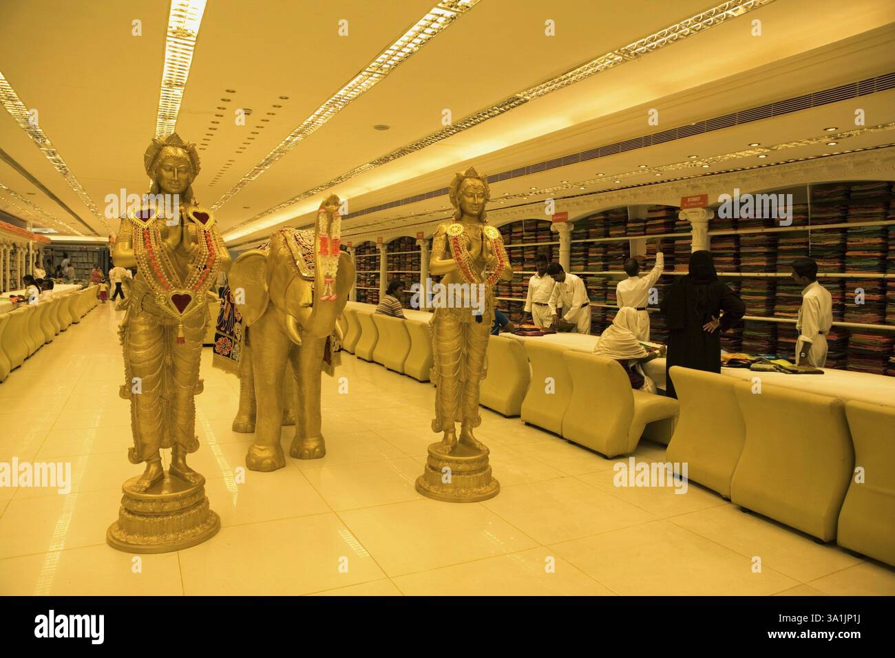 Das Innere des Einkaufszentrums mit Statuen von zwei Frauen und Elefanten Teil der Dekoration, um Kunden anzuziehen, Chennai, Tamil Nadu, Indien, Asien Stockfoto