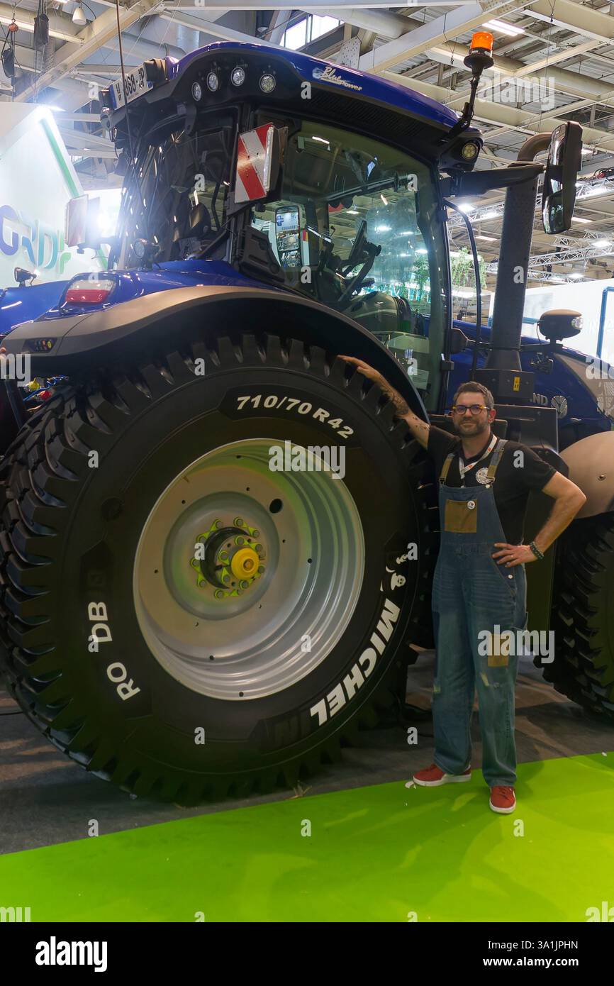 Paris, Frankreich. Februar 2025. Traktor auf der SIA, Landwirtschaftsmesse in Porte de Versailles am 24. Februar 2025 in Paris, F Stockfoto