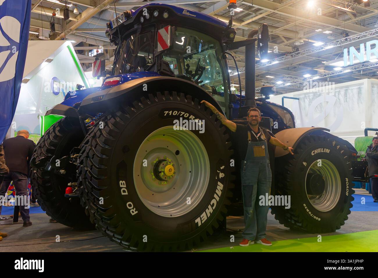 Paris, Frankreich. Februar 2025. Traktor auf der SIA, Landwirtschaftsmesse in Porte de Versailles am 24. Februar 2025 in Paris, F Stockfoto