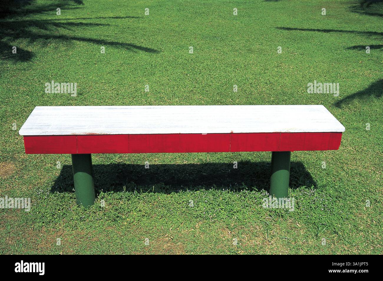 Leere Holzbank im Garten, Orissa, Indien, Asien Stockfoto