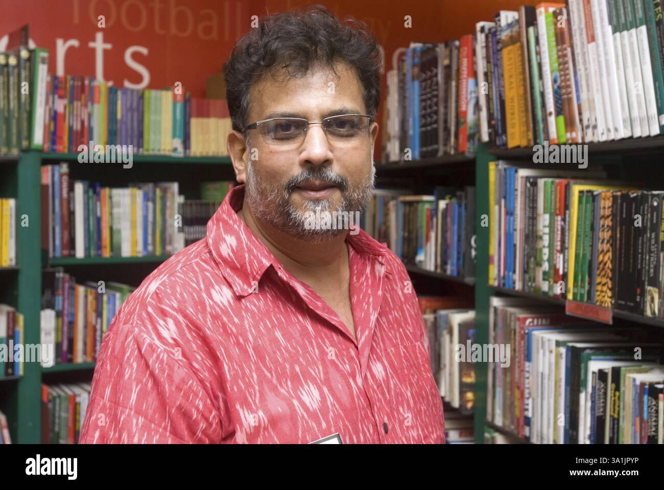 Der südasiatische indische Schriftsteller Tushar Gandhi, Autor von Lets Kill Gandhi im Oxford Buchladen, Churchgate, Bombay Mumbai, Maharashtra, Indien NA MR Stockfoto