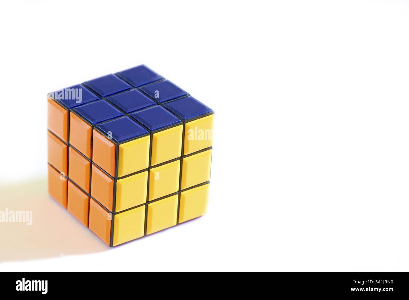 Konzept, Rubik Puzzle Cube Spiel auf weißem Hintergrund Stockfoto