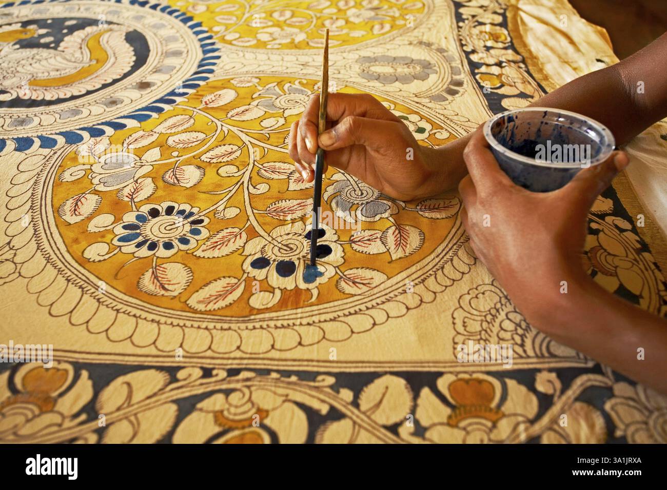 KALAMKARI Textilhandwerk Handauftragen von Pflanzenfarbe mit einem Holzpinsel auf einem handgezeichneten Design, Sri Kalahasthi, Andhra Pradesh, Indien, Asien Stockfoto