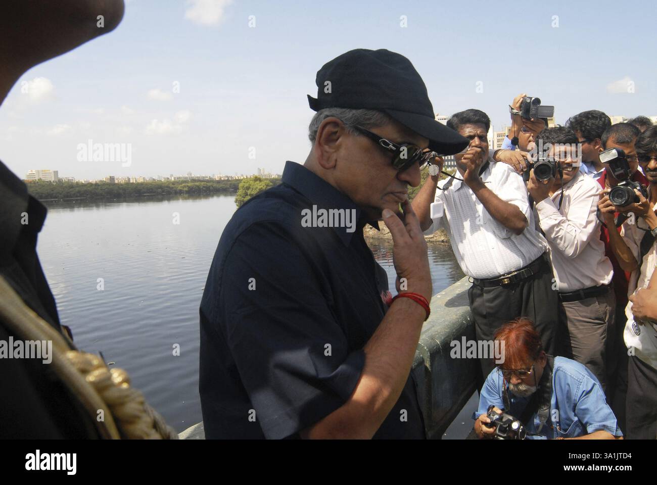 Der Chef der Mumbai Metropolitan Regional Development Authority (MMRDA), T. Chandrashekhar & Maharashtra GoverNAr S. M. Krishna, besuchte den Mithi River in BOM Stockfoto