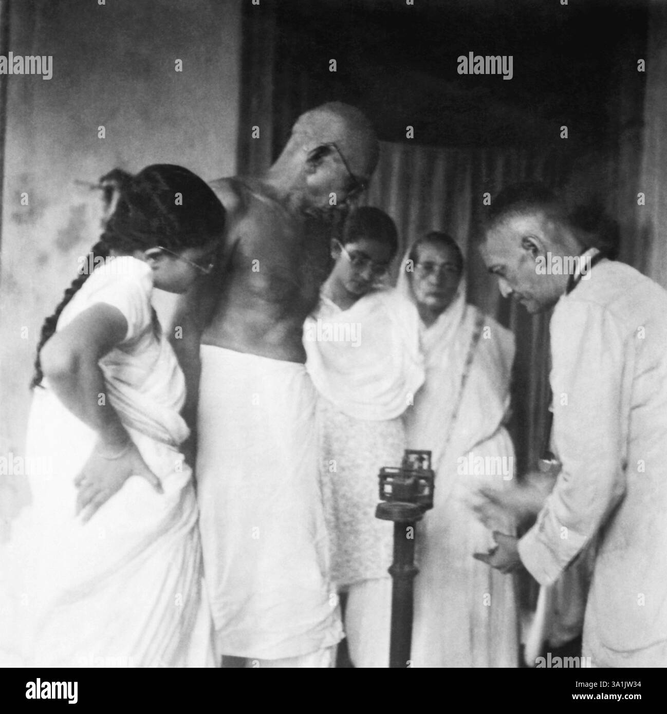 Mahatma Gandhi stand auf einer Waage während seines Belia Ghat fast, 1946 Abha Gandhi, Manu Gandhi, auch Sharad Bose, Indien NA MR Stockfoto