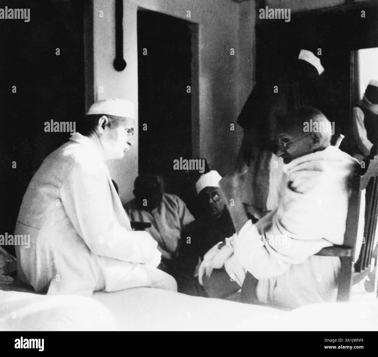 Mahatma Gandhi im Gespräch mit Madan Mohan Malaviya, Varanasi, 1941, Indien NA MR Stockfoto