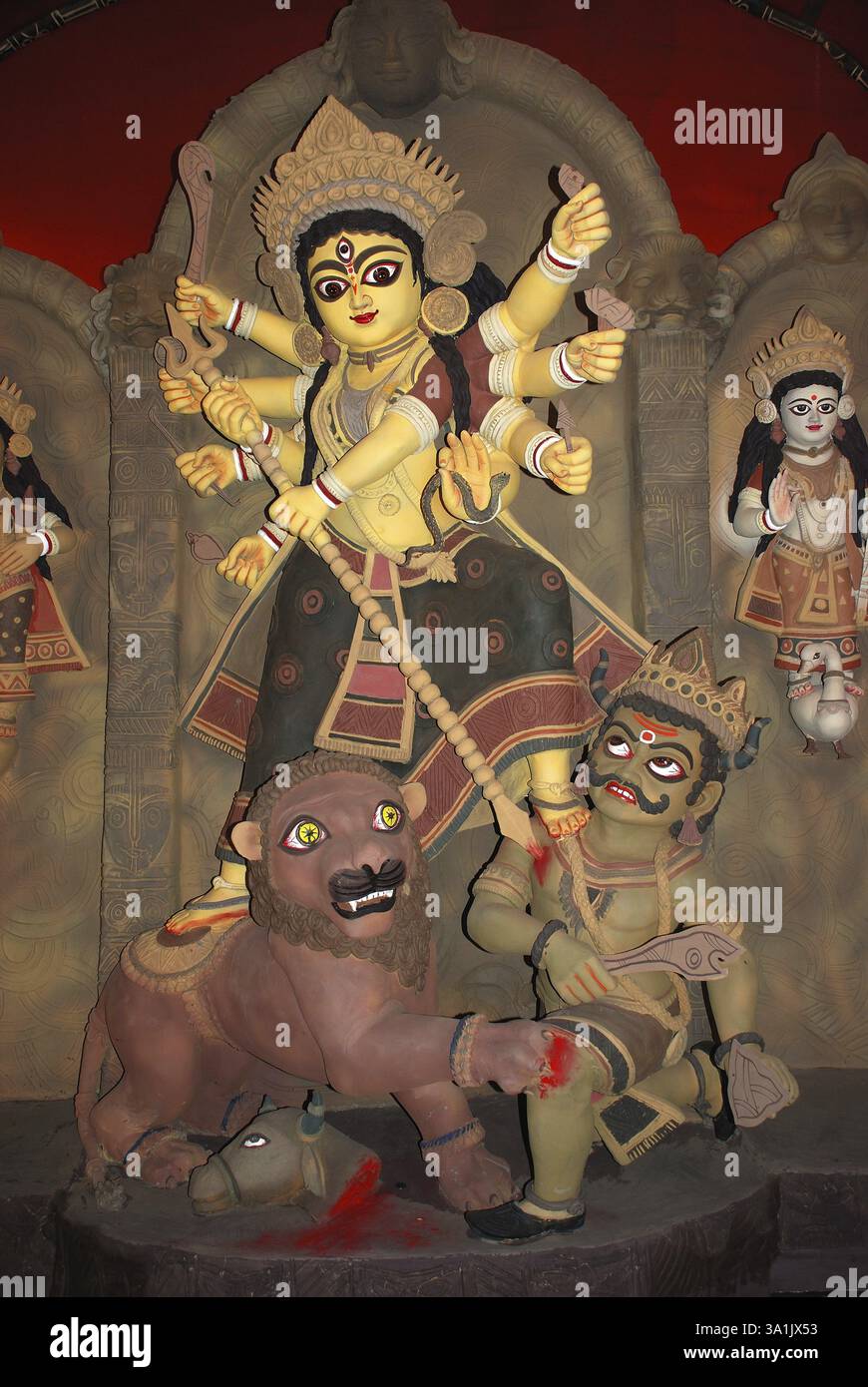 Dekorative Durga Ton Modell stehen auf Löwen töten Dämon Mahishasura auf Durga puja Stockfoto