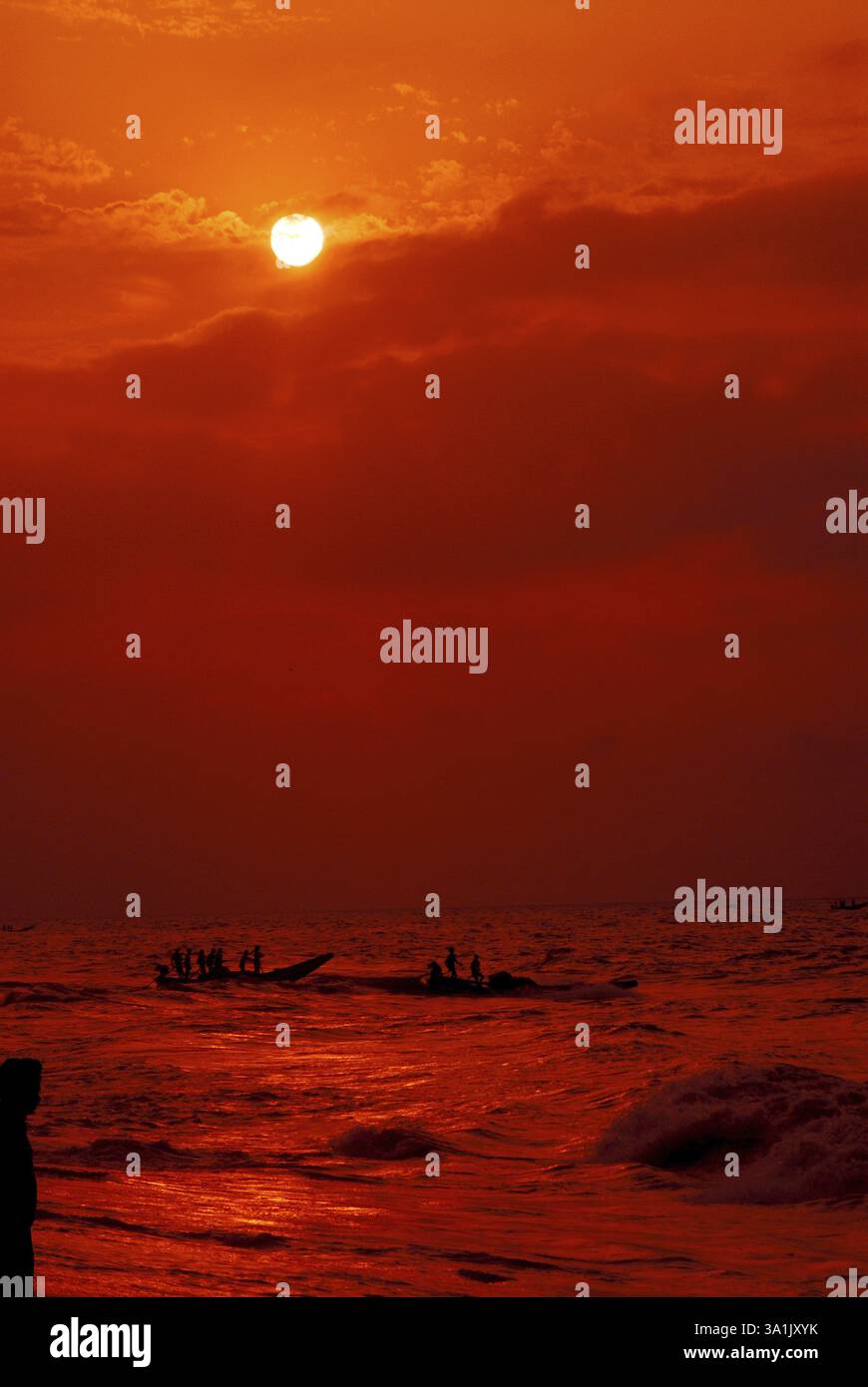 Sonnenuntergang am Puri Beach, Orissa, Indien, Asien Stockfoto