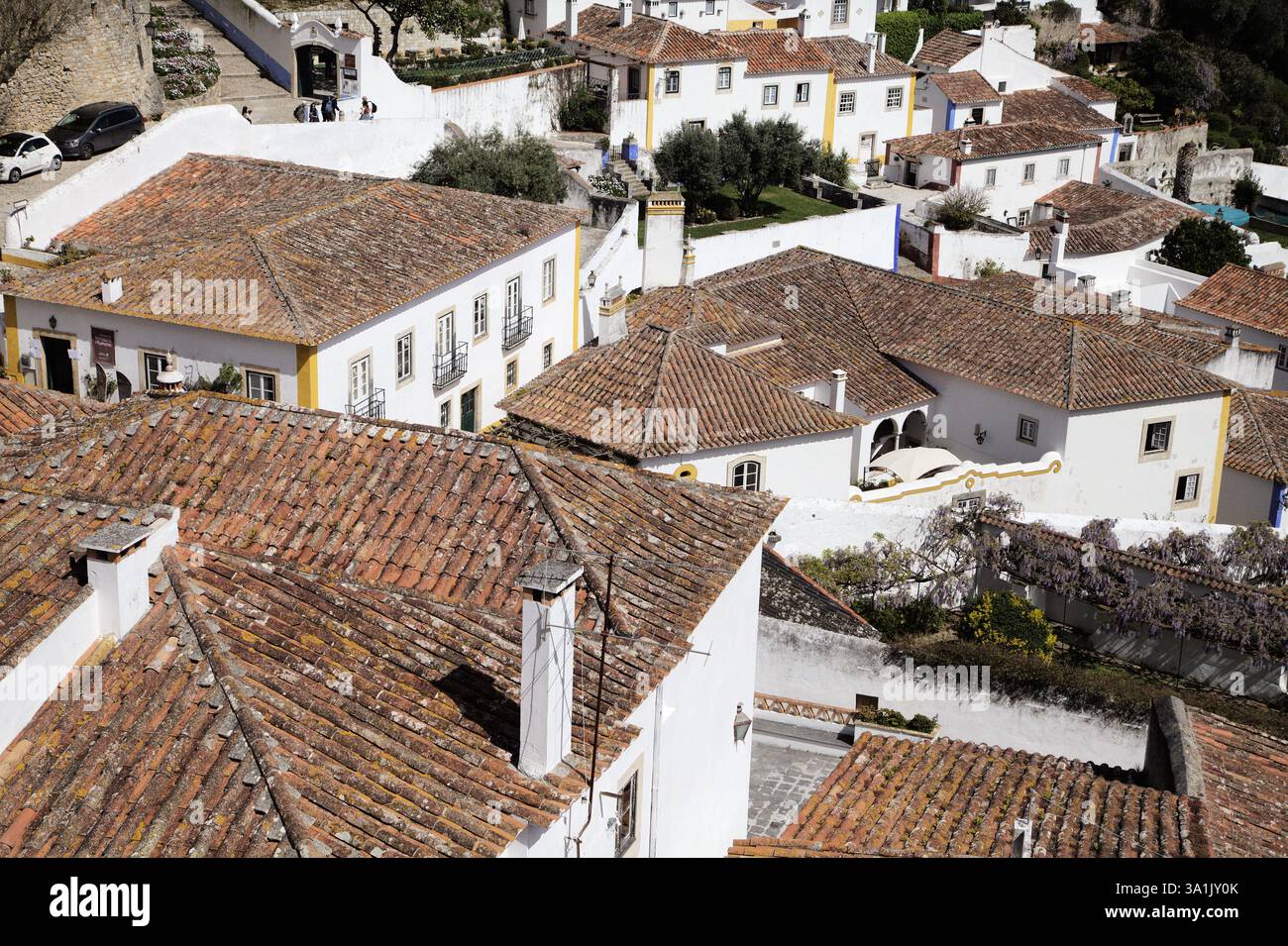 Obidos, Portugal - 01. April 2017 - Genießen Sie die einzigartige Schönheit von Obidos mit seinen weiß getünchten Gebäuden und Terrakotta-Dächern Stockfoto