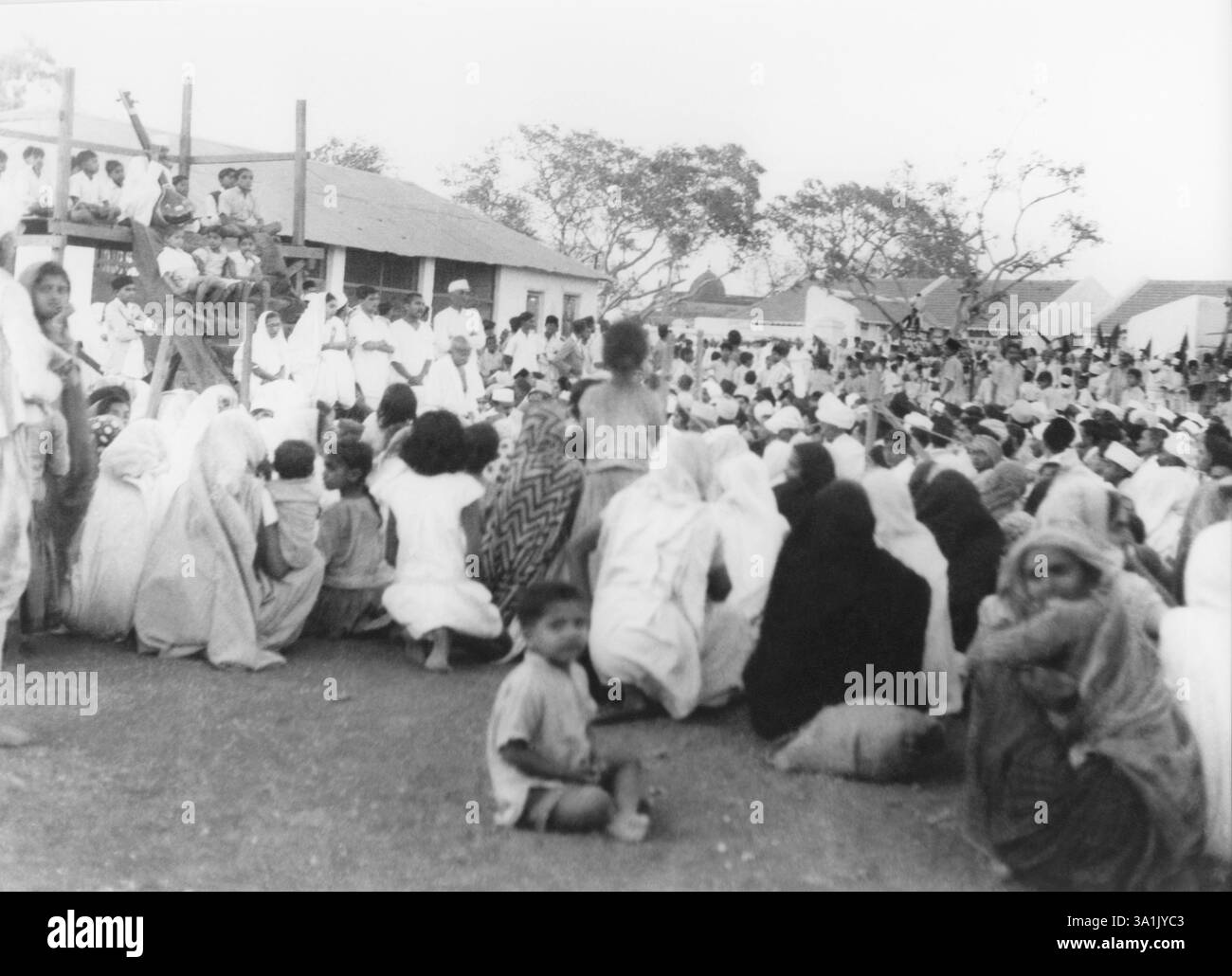 Mahatma Gandhi bei einem Gebetstreffen während Mahatma Gandhis Fastens in Rashtriyashala Ashram, Rajkot, 1939, Indien NA MR Stockfoto