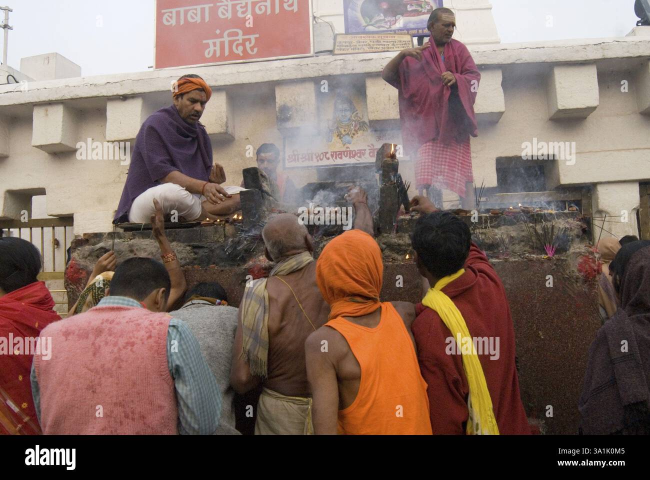 Anhänger im Tempel von Baba Baidyanath, einer der zwölf Jyotirlingas, Deoghar, Jharkhand, Indien, Asien Stockfoto Anhänger im Tempel von Baba Baidyanath, einer der zwölf Jyotirlingas, Deoghar, Jharkhand, Indien, Asien Stockfoto