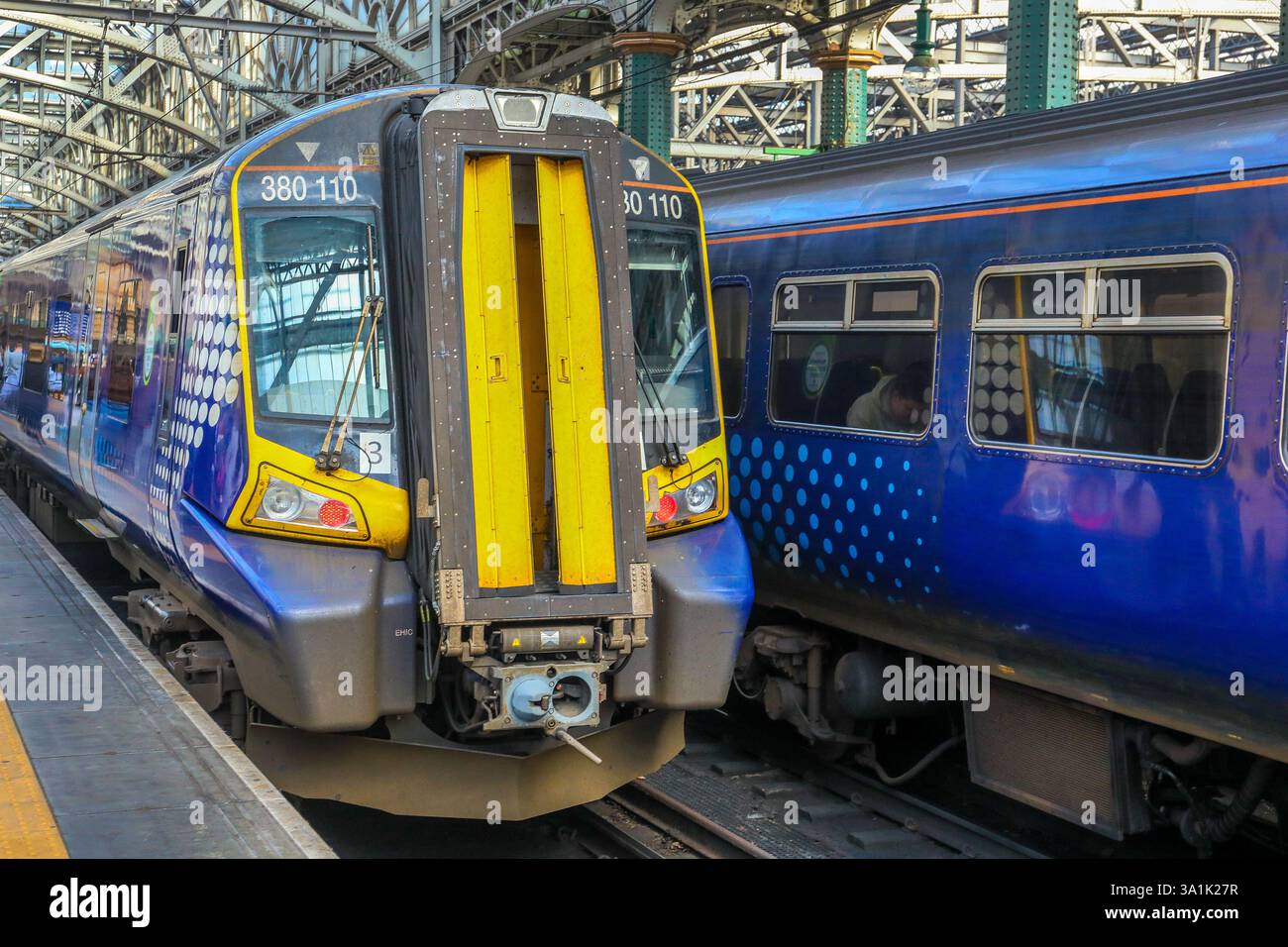 ScotRail Zug an einem Bahnsteig im Glasgow Central Railway Station, Glasgow, Schottland, Großbritannien Stockfoto