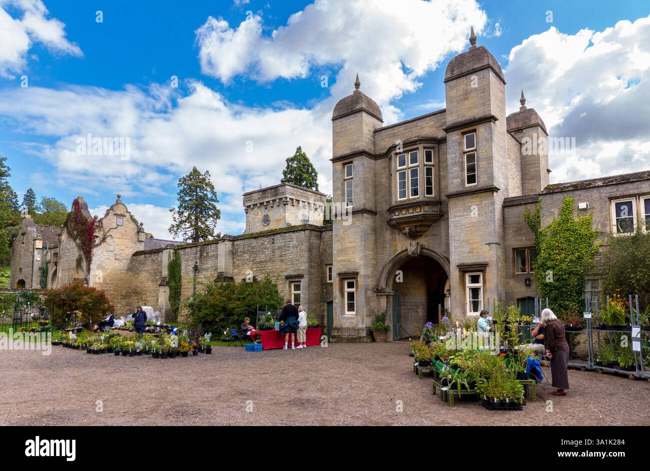 Der Pflanzenmarkt steht vor dem Eingang des Torhauses zu Easton Walled Gardens, Grantham, Lincolnshire, Großbritannien Stockfoto