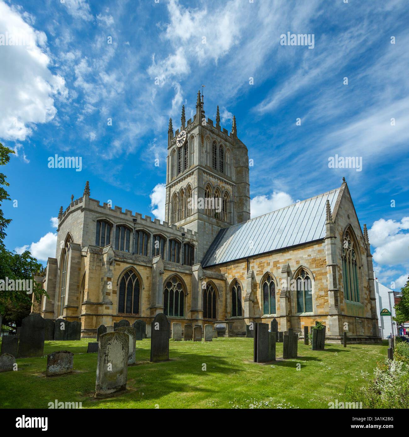 Kirche der Heiligen Maria an einem sonnigen Sommertag im Juni mit blauem Himmel, Melton Mowbray, Leicestershire, Großbritannien Stockfoto