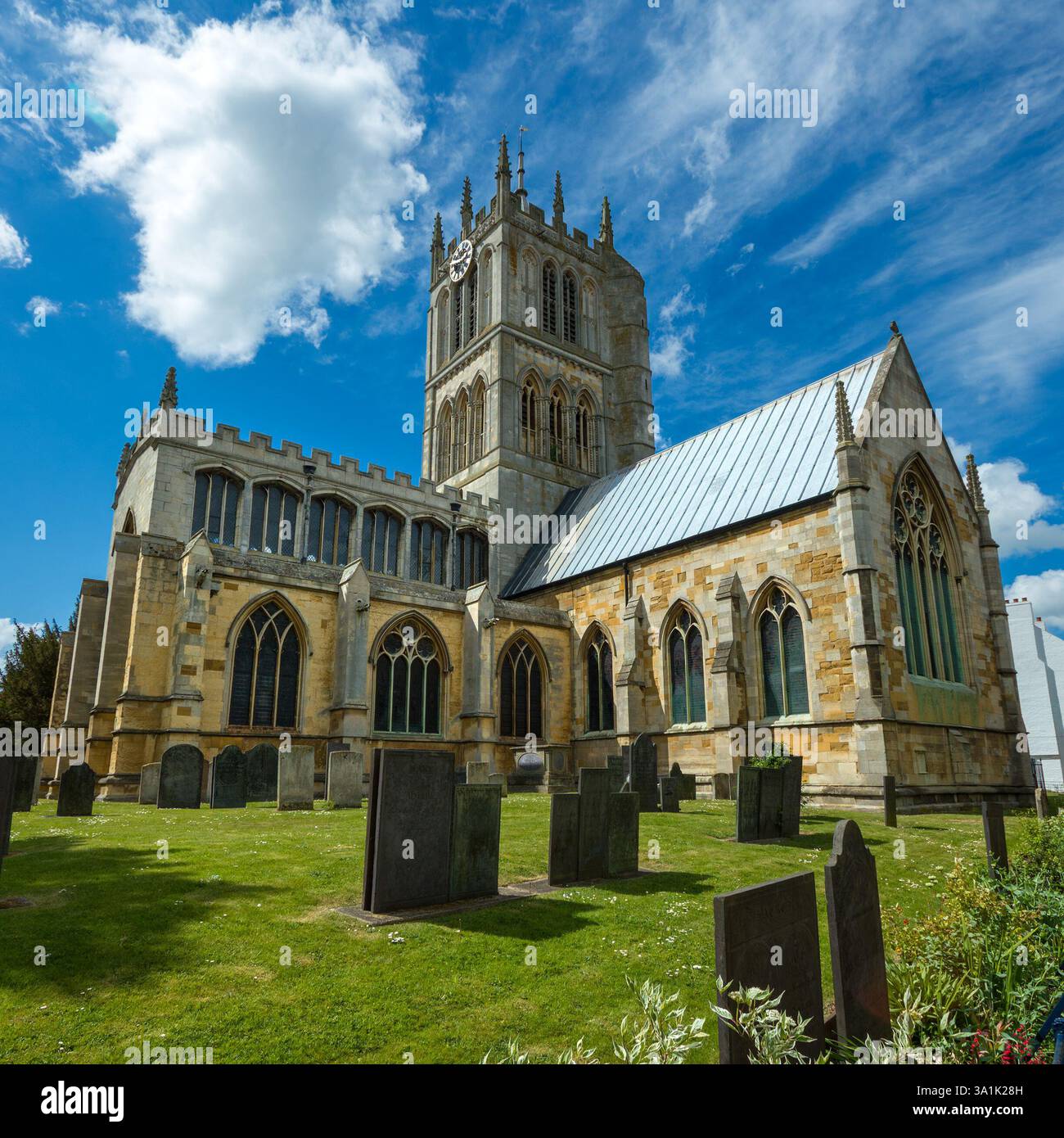 Kirche der Heiligen Maria an einem sonnigen Sommertag im Juni mit blauem Himmel, Melton Mowbray, Leicestershire, Großbritannien Stockfoto