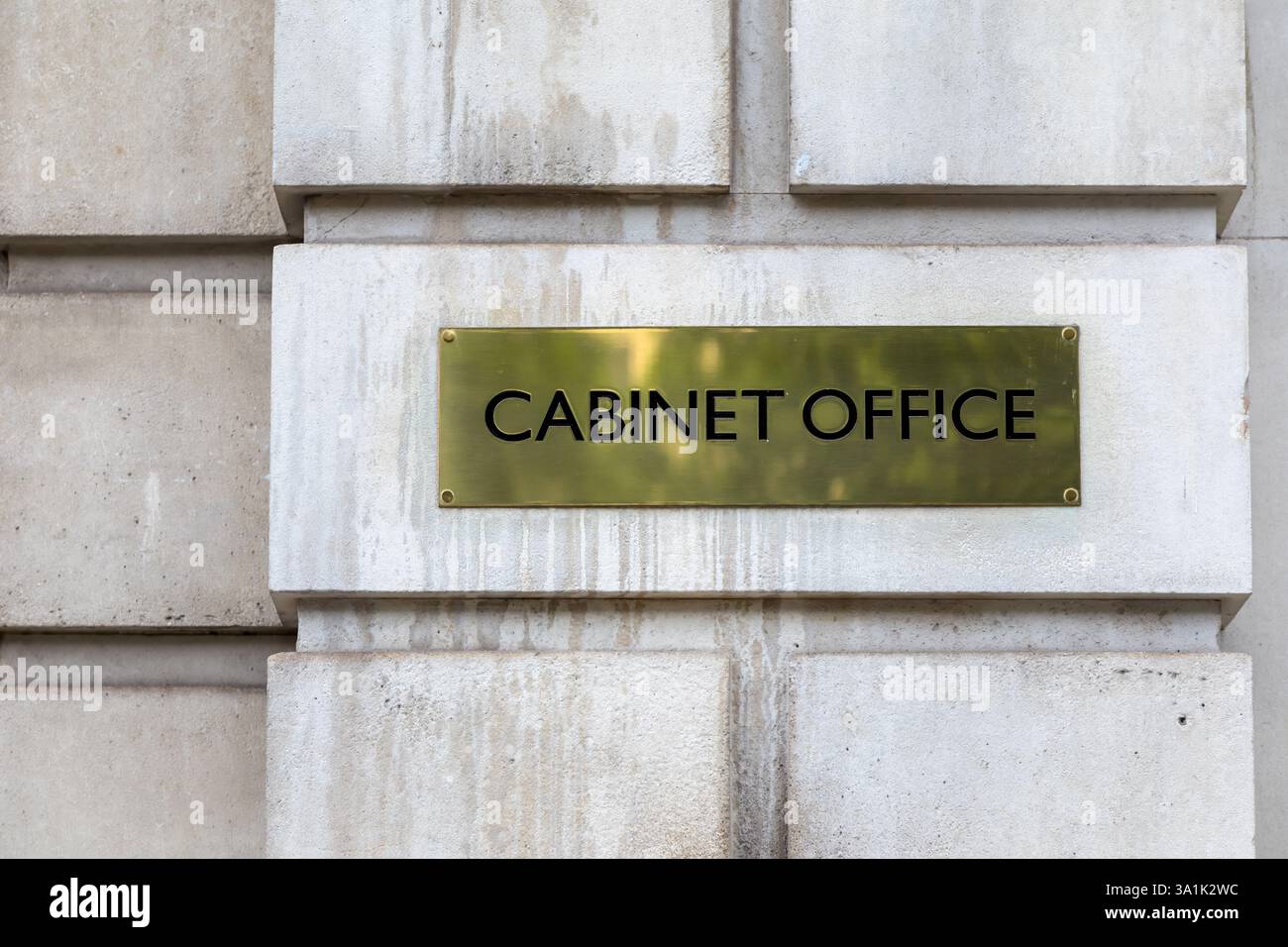 London, UK - 8. Juni 2017: Messing-Typenschild vor dem Kabinettsbüro in Westminster, London. Das Kabinettsbüro unterstützt den Premierminister und ist Leiter Stockfoto