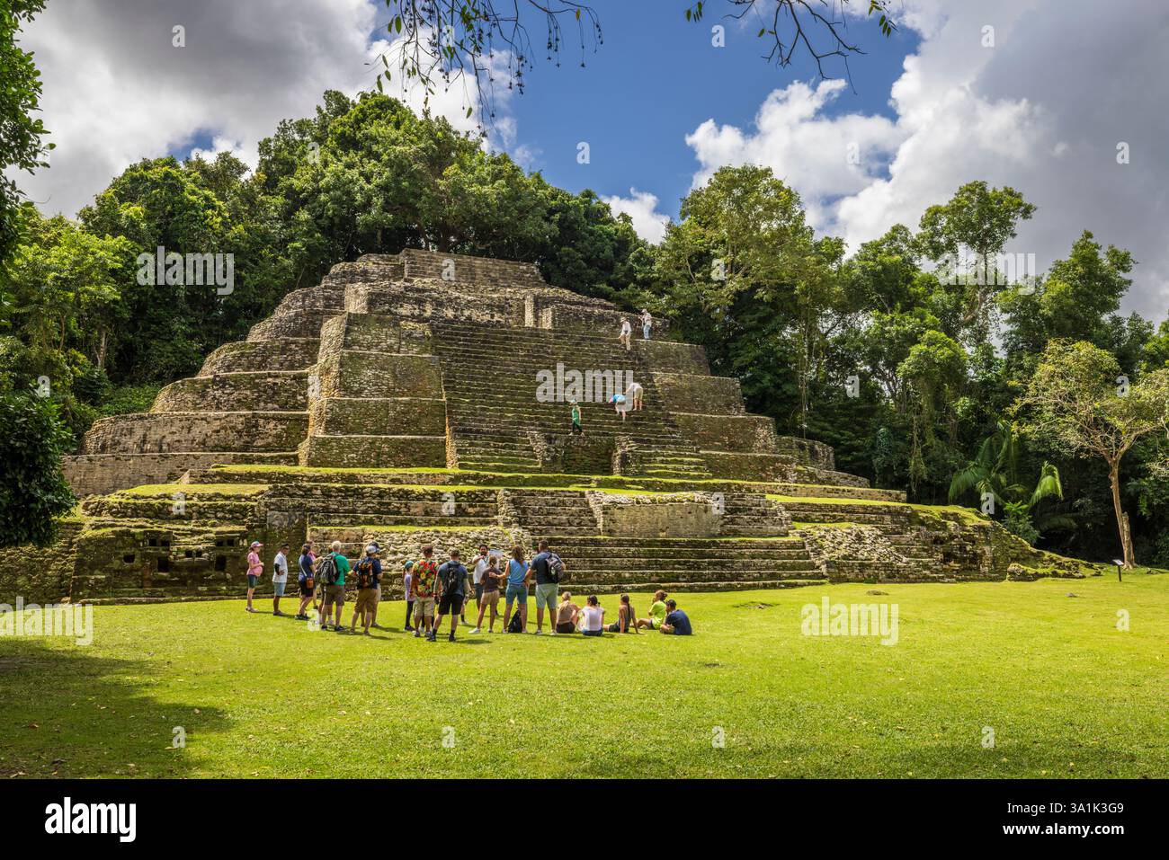 Der Tempel des Jaguar an der archäologischen Stätte Lamanai Maya, Belize, Zentralamerika Stockfoto