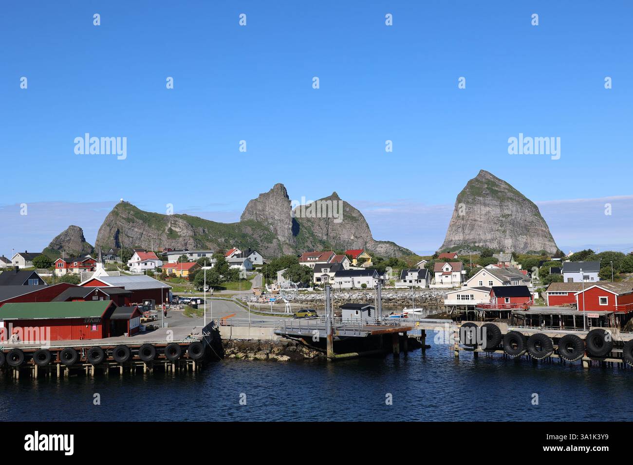 Blick auf den Hafen von Norwegens ältestem Fischerdorf Traena Stockfoto