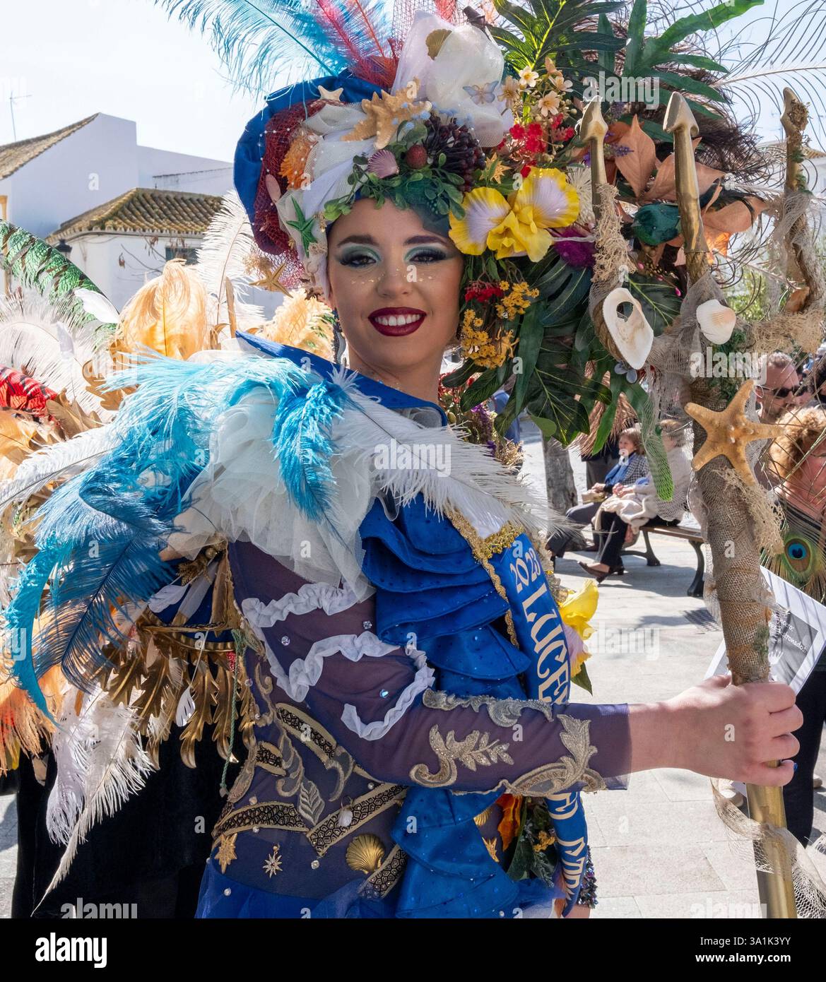 Junge Damen, die an einem Schönheitswettbewerb teilnehmen, Carmona, Andalusien, Spanien Stockfoto
