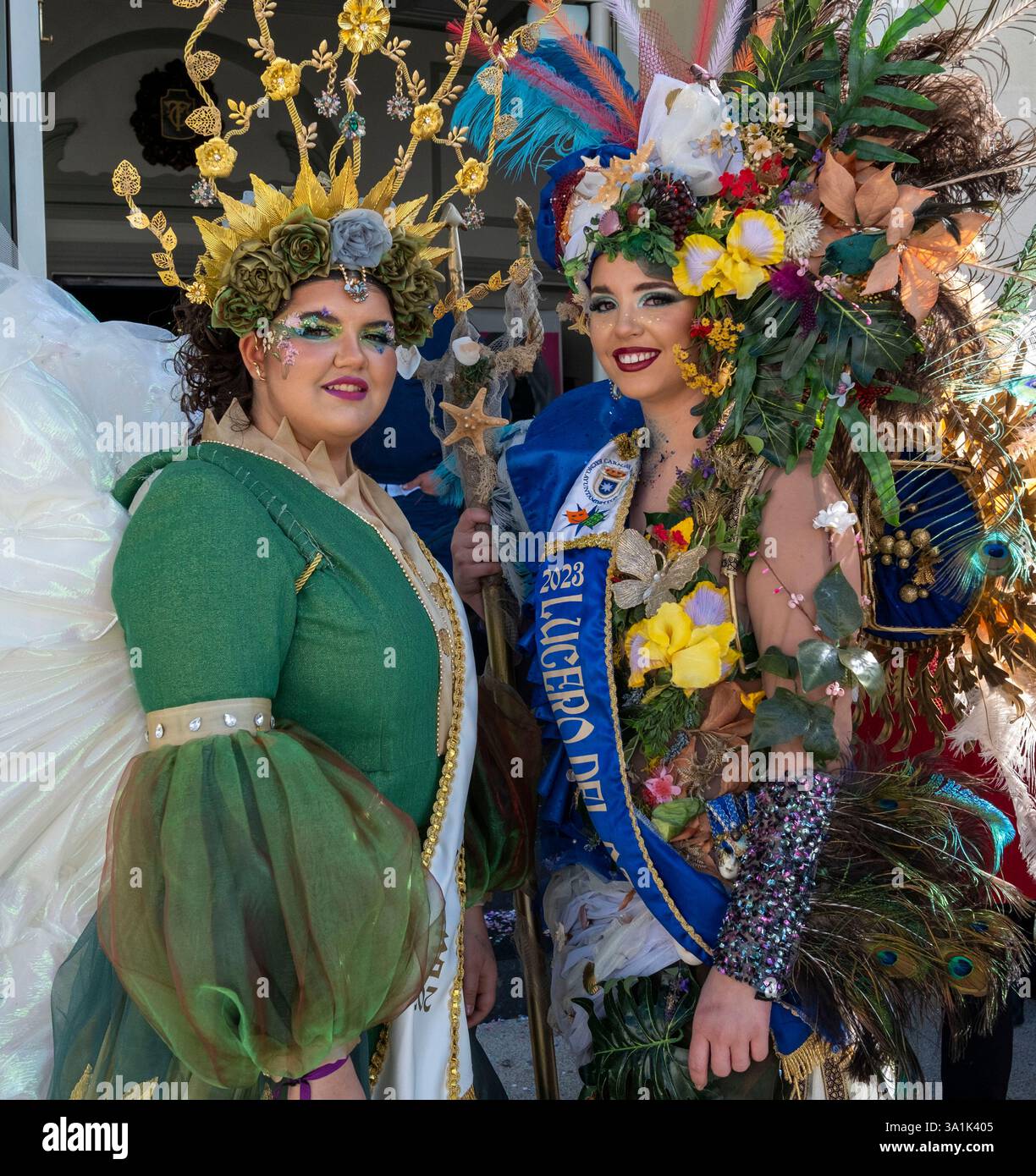 Junge Damen, die an einem Schönheitswettbewerb teilnehmen, Carmona, Andalusien, Spanien Stockfoto