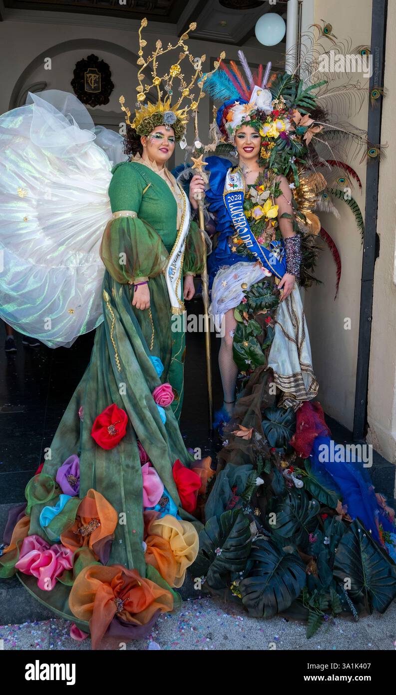 Junge Damen, die an einem Schönheitswettbewerb teilnehmen, Carmona, Andalusien, Spanien Stockfoto