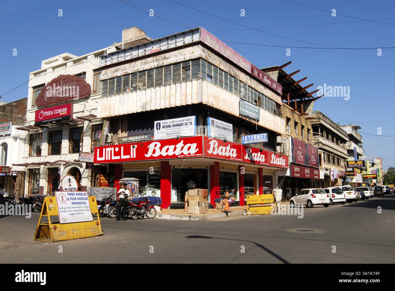Große Markengeschäfte, verstopfte Ladenlinien in der Jawaharlal Nehru Street, Hauptmarktviertel von Puducherry, Union Territory, Indien, Asien Stockfoto
