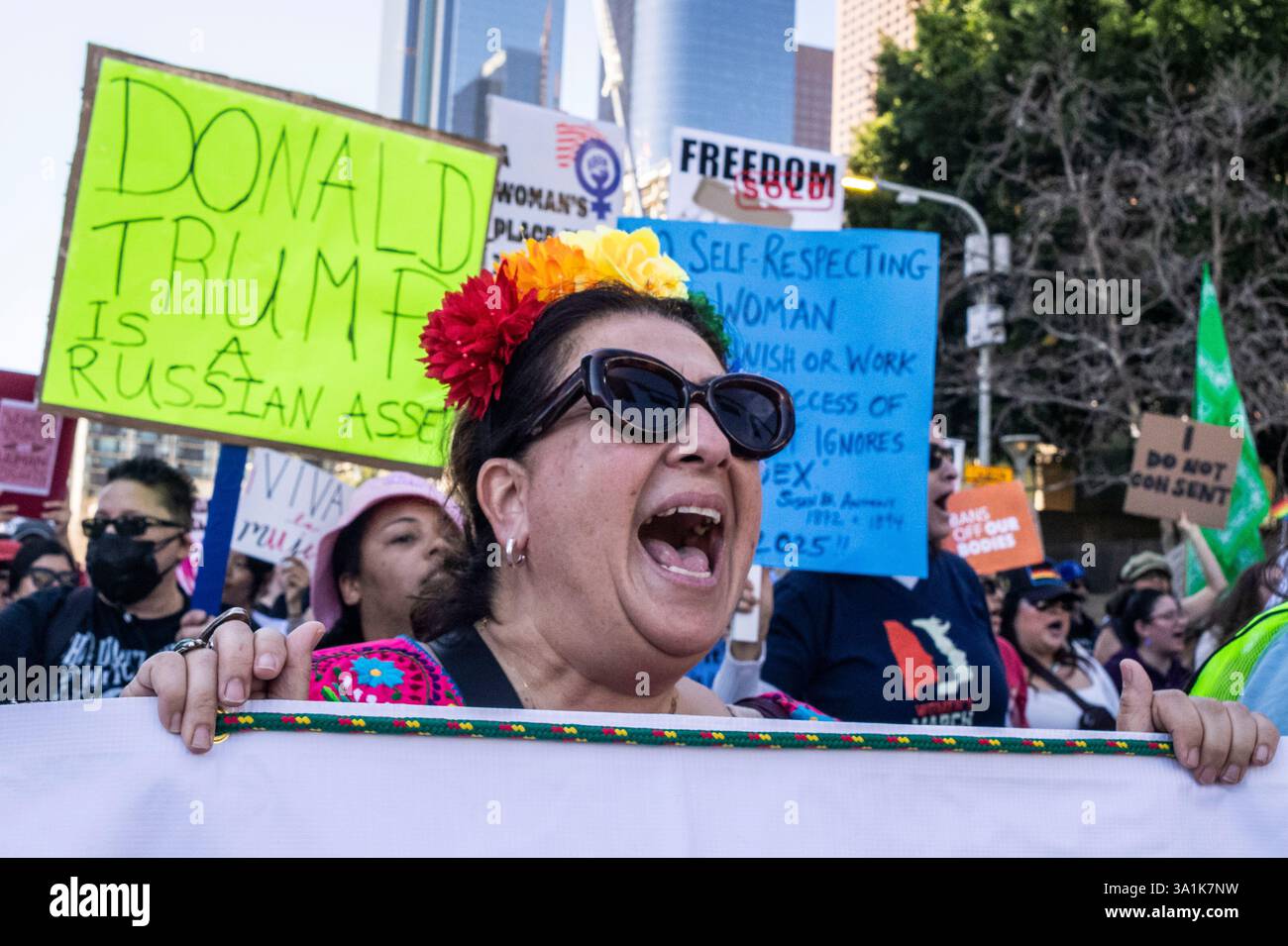 Los Angeles, Usa. März 2025. Eine Demonstrantin singt Slogans, während sie zum Women's March in Los Angeles auf die Straßen der Innenstadt von Los Angeles geht. Quelle: SOPA Images Limited/Alamy Live News Stockfoto