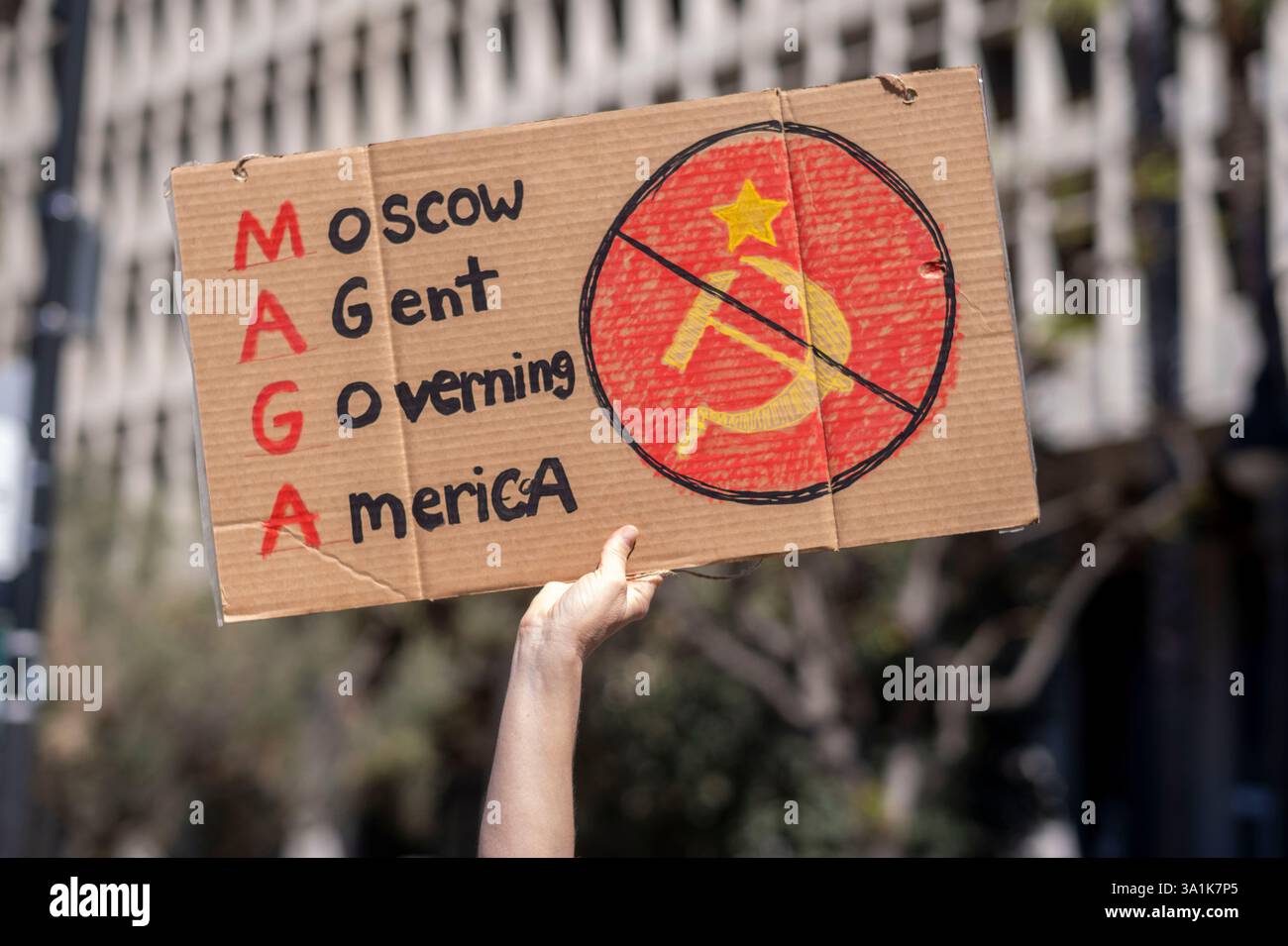 Los Angeles, Usa. März 2025. Eine Demonstrantin hält ein Plakat, als sie zum Frauenmarsch in Los Angeles auf die Straßen der Innenstadt von Los Angeles geht. Quelle: SOPA Images Limited/Alamy Live News Stockfoto