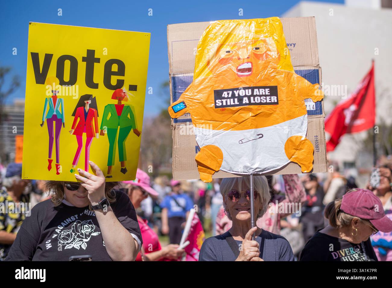 Los Angeles, Usa. März 2025. Die Demonstranten halten Plakate, während sie sich auf die Straßen der Innenstadt von Los Angeles begeben, um den Frauenmarsch in Los Angeles zu feiern. Quelle: SOPA Images Limited/Alamy Live News Stockfoto