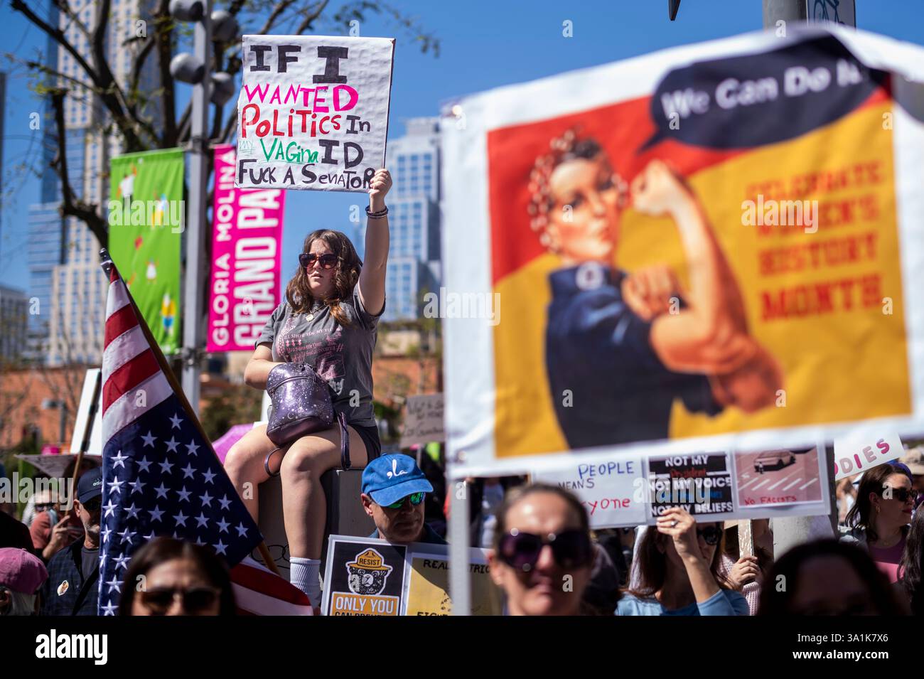 Los Angeles, Usa. März 2025. Demonstranten begeben sich in Los Angeles zum Frauenmarsch auf die Straßen der Innenstadt von Los Angeles. Quelle: SOPA Images Limited/Alamy Live News Stockfoto