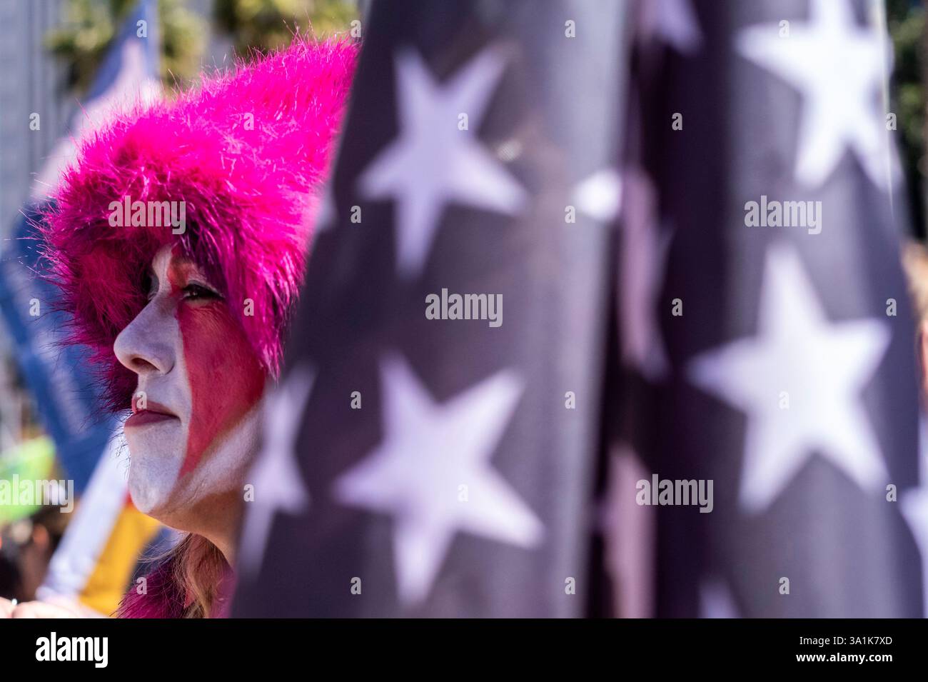 Los Angeles, Usa. März 2025. Eine Demonstrantin mit Gesichtsbemalung geht zum Frauenmarsch in Los Angeles auf die Straßen der Innenstadt von Los Angeles. Quelle: SOPA Images Limited/Alamy Live News Stockfoto