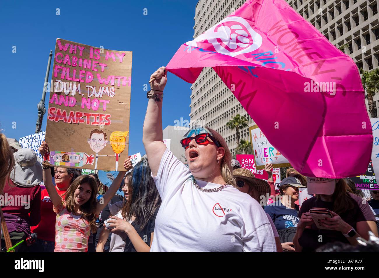 Los Angeles, Usa. März 2025. Demonstranten begeben sich in Los Angeles zum Frauenmarsch auf die Straßen der Innenstadt von Los Angeles. Quelle: SOPA Images Limited/Alamy Live News Stockfoto