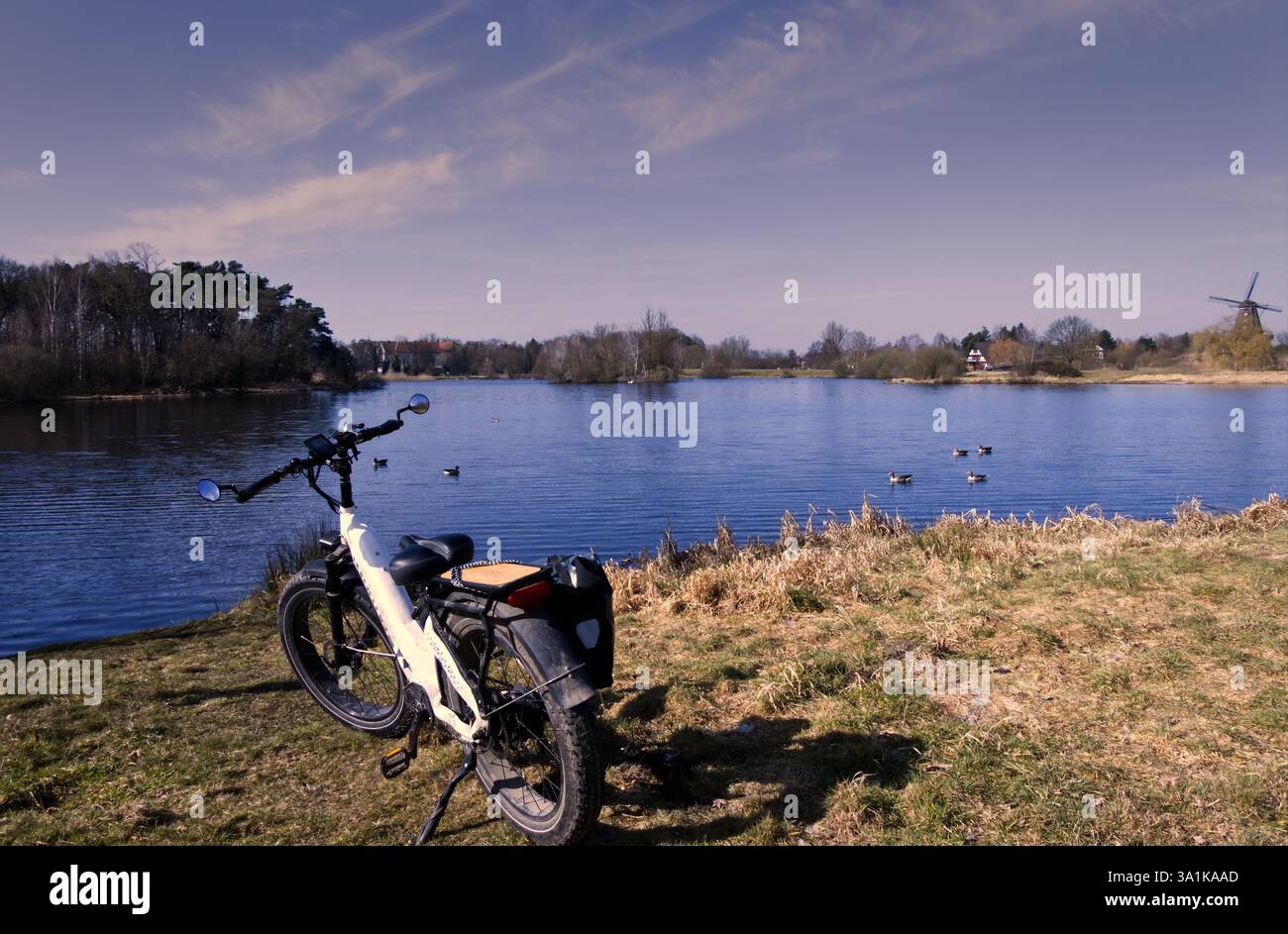 Fatbike vor dem Schlosssee in Gifhorn auf seiner ersten Fahrt an einem sonnigen Frühlingstag, Radtour Deutschland. Stockfoto