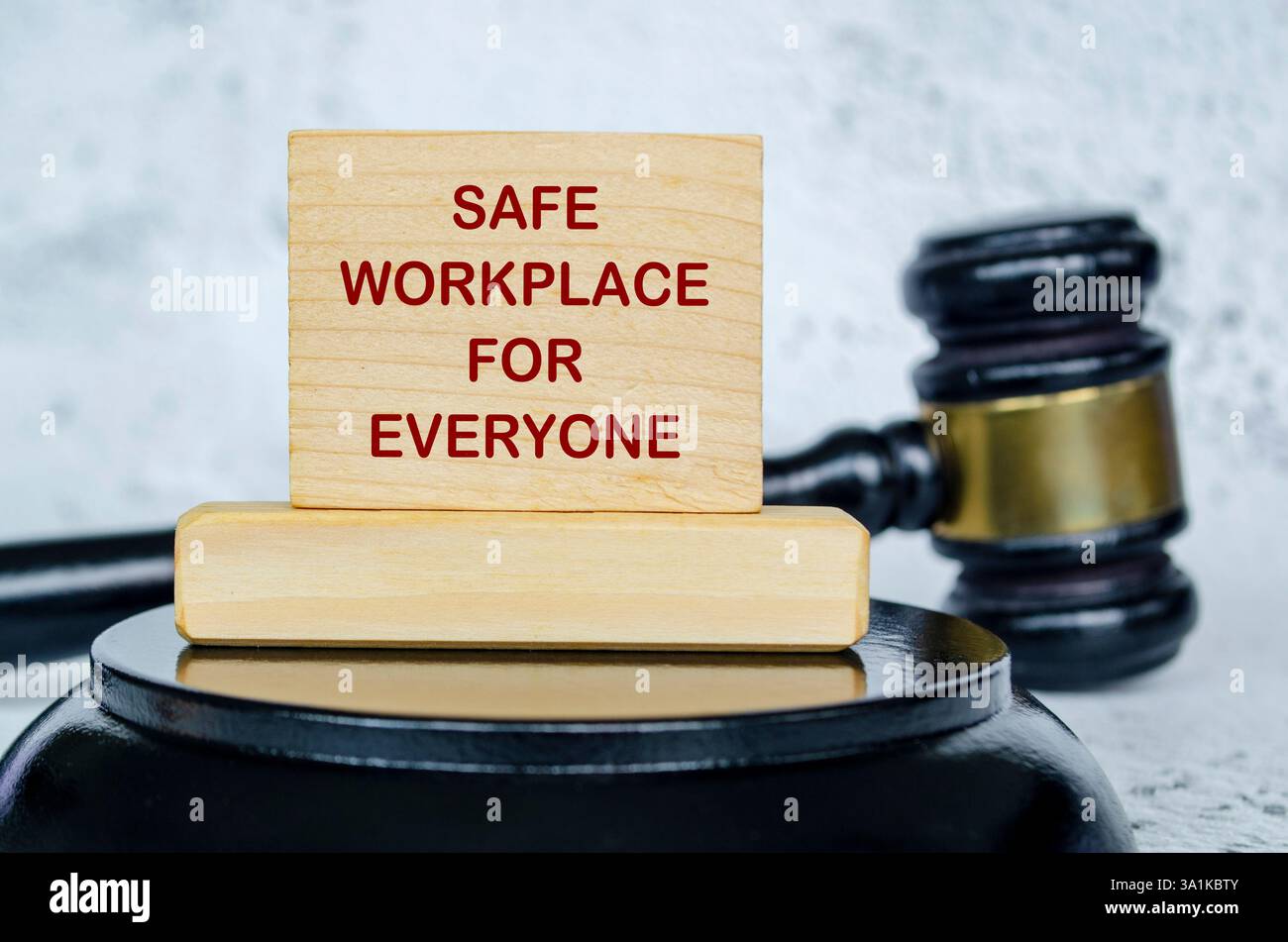 Sicherer Arbeitsplatz für alle Text auf Holztafel geschrieben mit Anwaltsgavel Hintergrund Stockfoto