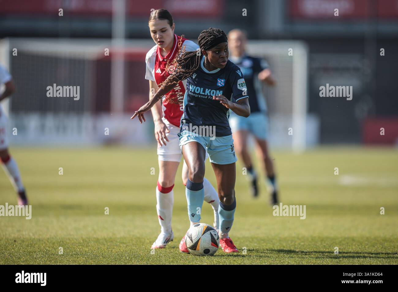 Amsterdam, Niederlande. März 2025. AMSTERDAM, 09.03.2025, de Toekomst, Azerion Eredivisie vrouwen, Ajax - Heerenveen (Frauen), Saison 2024/2025, während des Spiels Ajax - Heerenveen (Frauen), Ajax-Spieler Lotte Keukelaar, Heerenveen-Spieler Ana Nassette Credit: Pro Shots/Alamy Live News Stockfoto