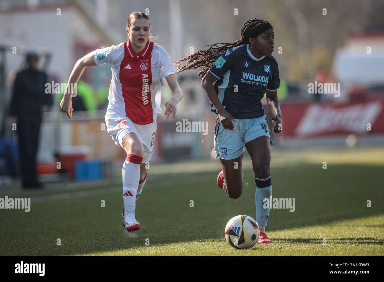 Amsterdam, Niederlande. März 2025. AMSTERDAM, 09.03.2025, de Toekomst, Azerion Eredivisie vrouwen, Ajax - Heerenveen (Frauen), Saison 2024/2025, während des Spiels Ajax - Heerenveen (Frauen), Ajax-Spieler Lotte Keukelaar, Heerenveen-Spieler Ana Nassette Credit: Pro Shots/Alamy Live News Stockfoto