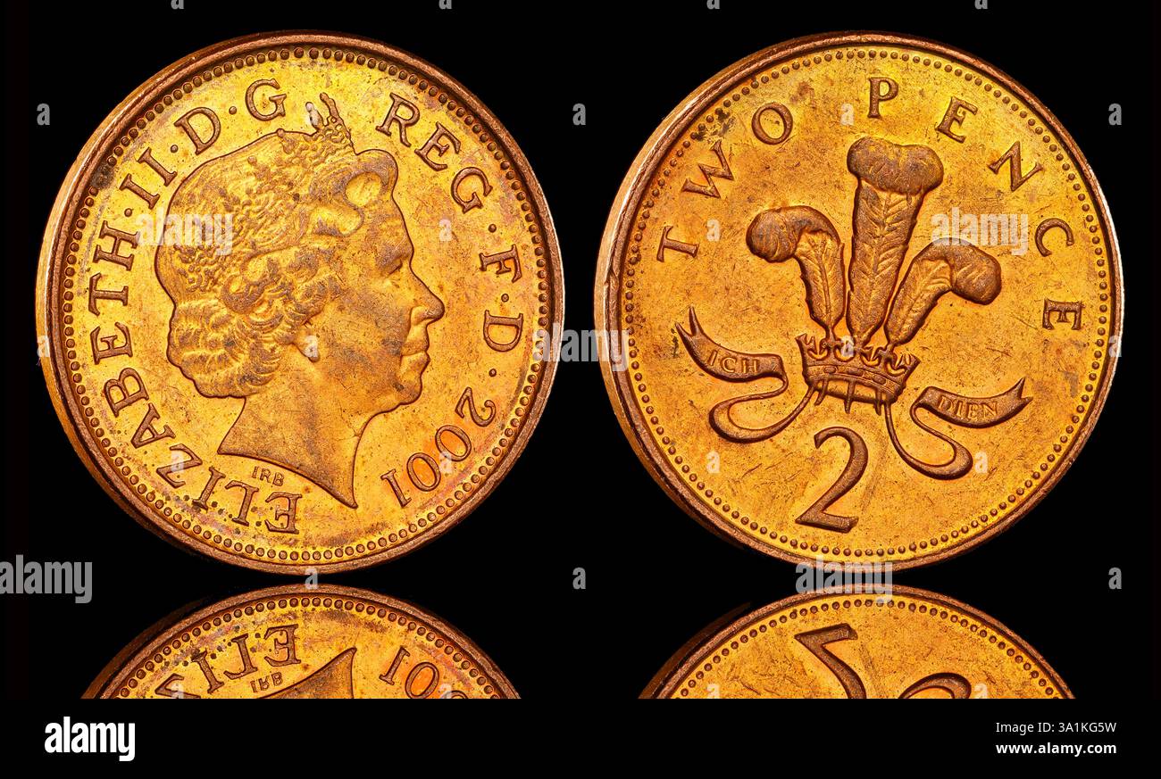 2001 britische Queen Elizabeth II. Zwei-Pence-Münze mit dem Abzeichen des Prinzen von Wales. Stockfoto